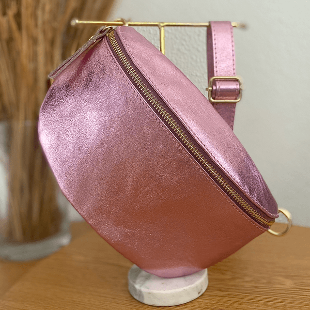 Le sac banane « INDISPENSABLE » en cuir rose 