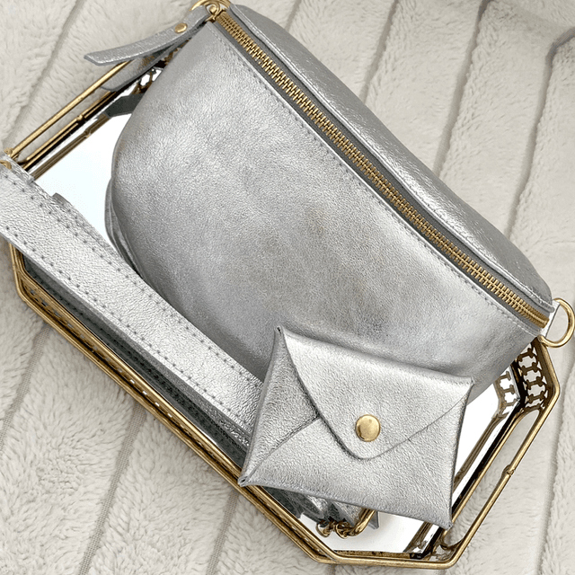 Le sac banane « INDISPENSABLE » en cuir argent 